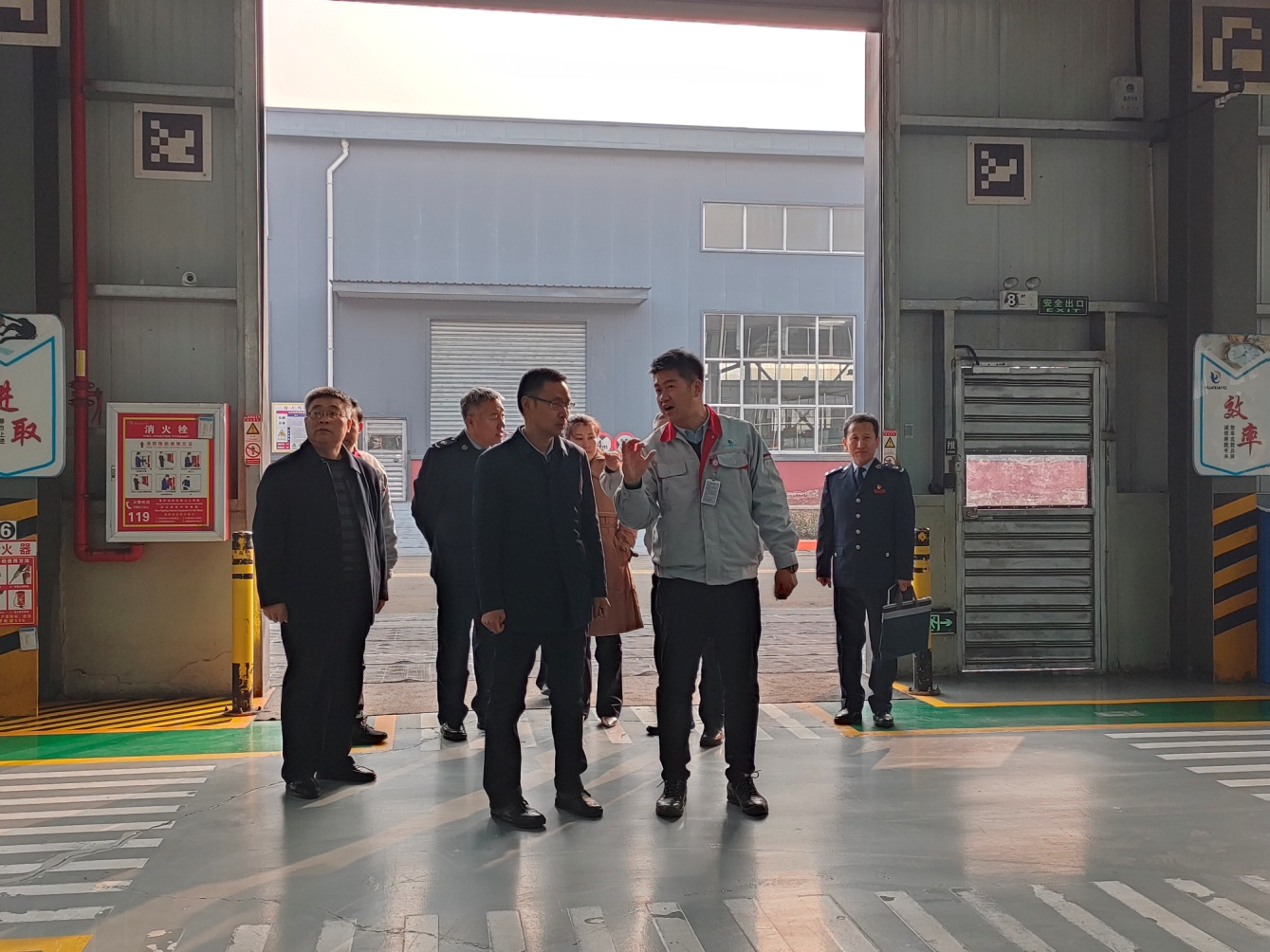 临汾市税务局党委书记、局长张锁林一行莅临我司调研效劳